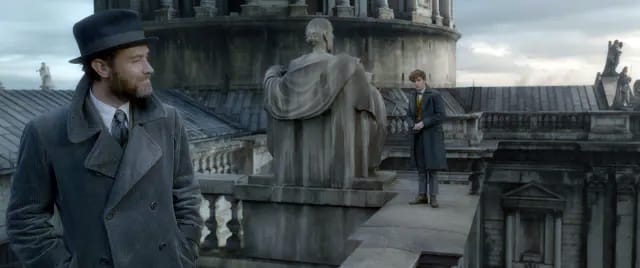Em cena de Animais Fantásticos, Dumbledore conversa com Newt no telhado da Catedral de São Paulo, em Londres