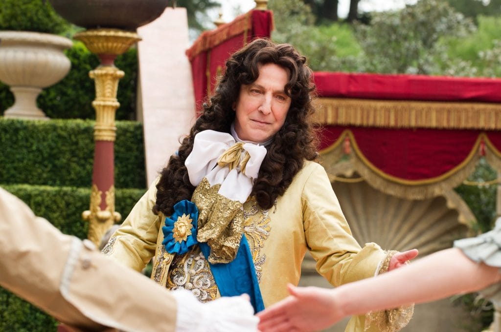 Rickman como Rei Luís XIV em Um Pouco de Caos