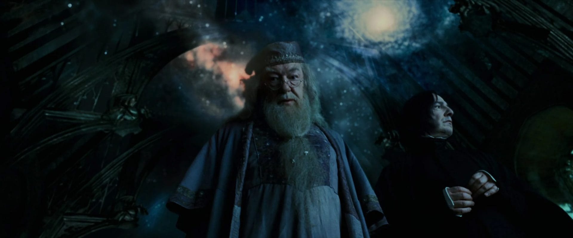Dumbledore olha para baixo em frente ao céu estrelado do Salão Principal