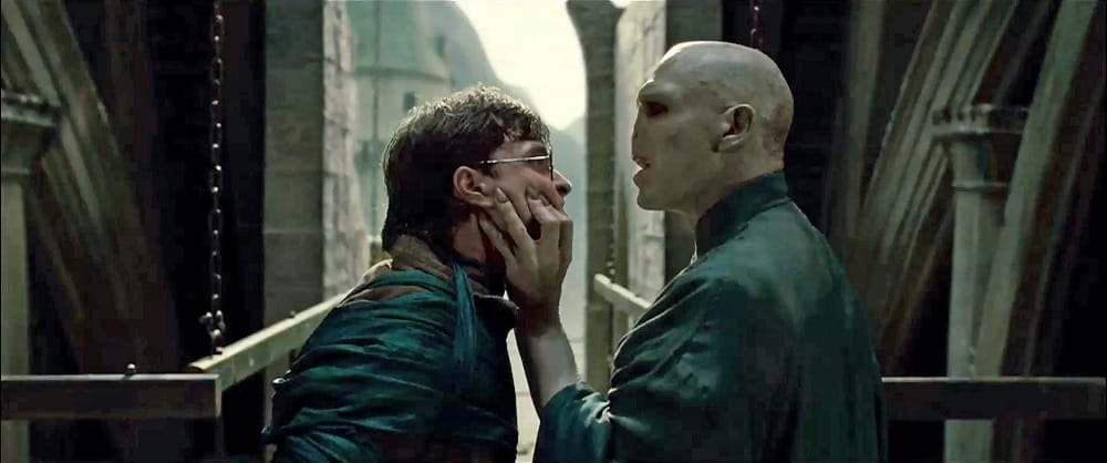 Lord Voldemort segura Harry Potter pelo rosto