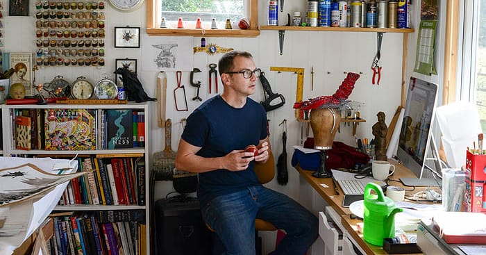 O ilustrador de Harry Potter, Jim Kay, dentro de seu estúdio
